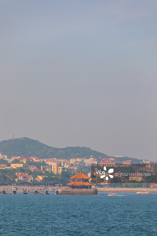 山东青岛海岸线 栈桥 信号山 大海 欧式建筑 城市风光图片素材