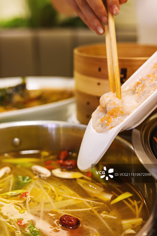 汤锅鱼籽虾滑特写图片素材