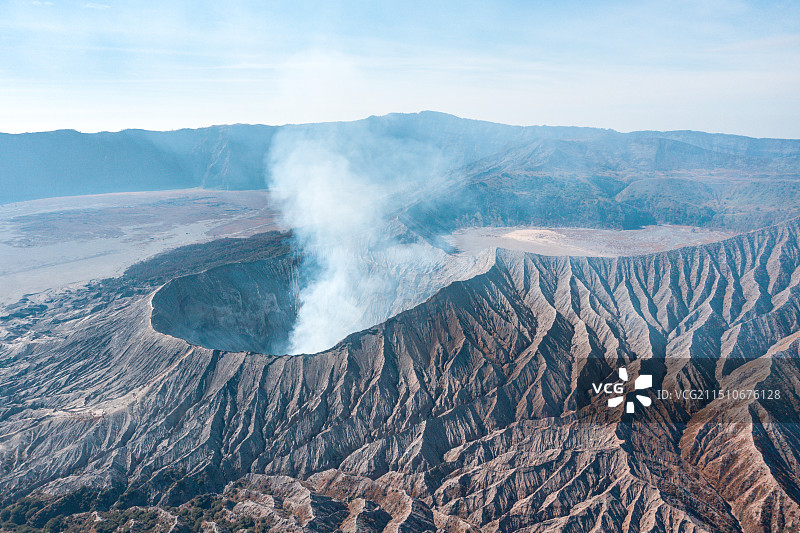 布罗莫火山口航拍图片素材