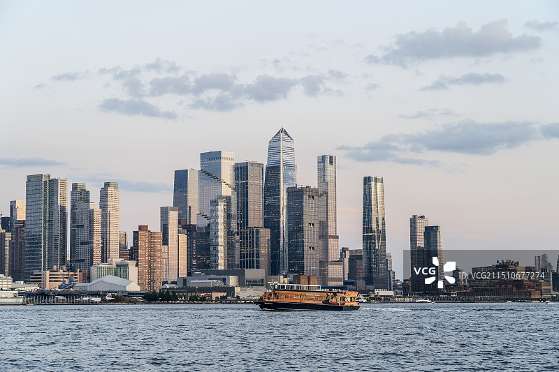 黄昏日落眺望纽约曼哈顿中城哈德逊广场商务金融区图片素材