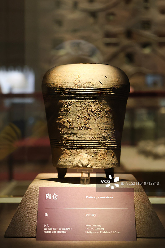 中国考古博物馆序厅的文物殷商时期马车和陶器组图图片素材
