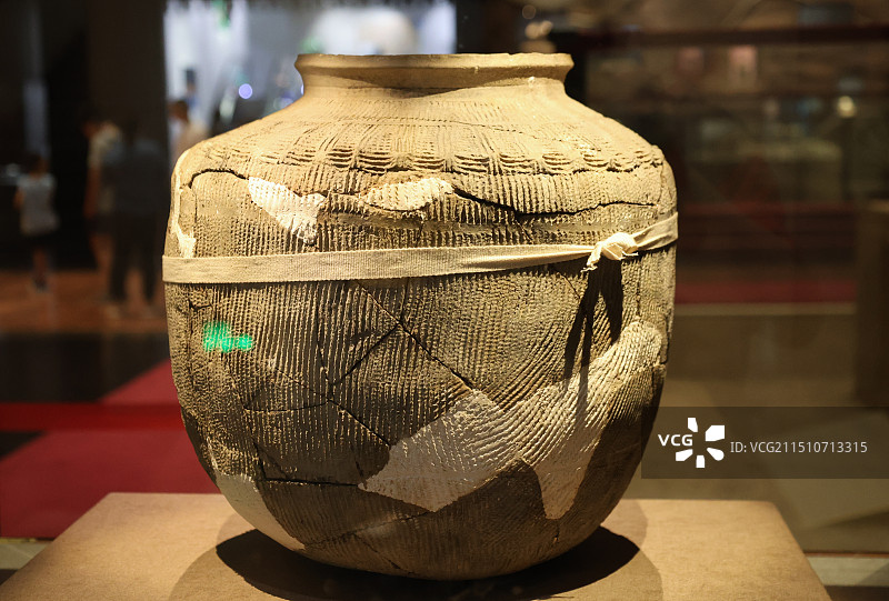 中国考古博物馆序厅的文物殷商时期马车和陶器组图图片素材