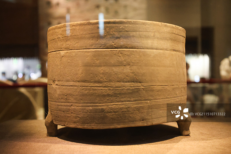 中国考古博物馆序厅的文物殷商时期马车和陶器组图图片素材