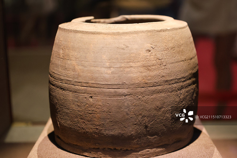 中国考古博物馆序厅的文物殷商时期马车和陶器组图图片素材