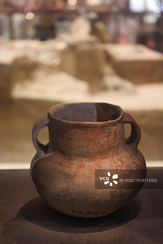 中国考古博物馆序厅的文物殷商时期马车和陶器组图图片素材