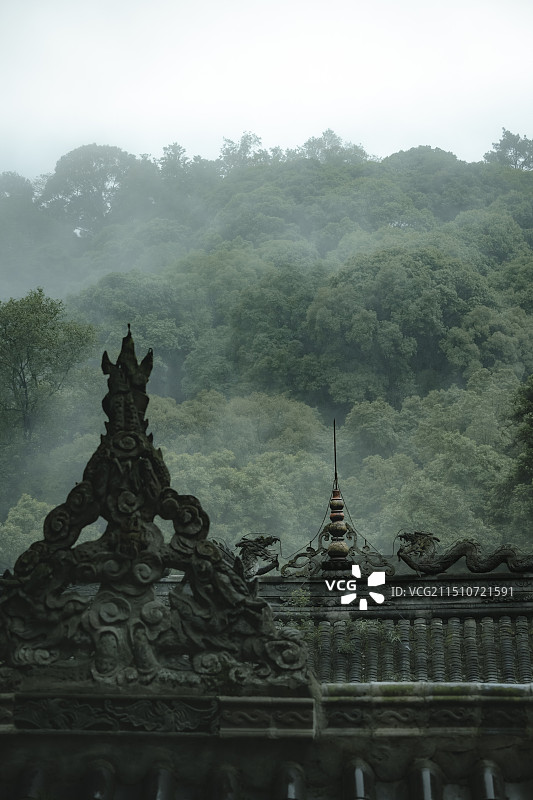 雾里山中古建筑寺庙小雨清幽自然光严禅院图片素材
