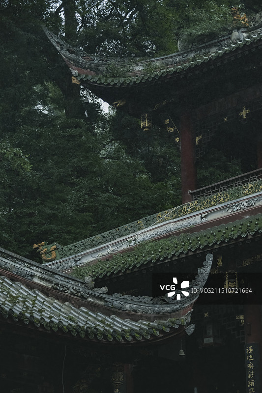 雾里山中古建筑寺庙小雨清幽自然光严禅院图片素材