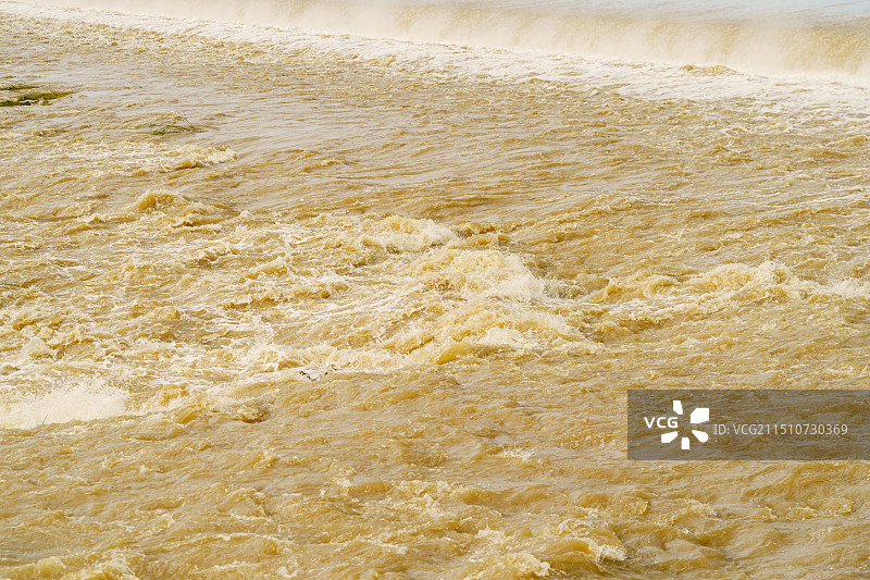 中国东北七月份雨季正在泄洪的河道图片素材