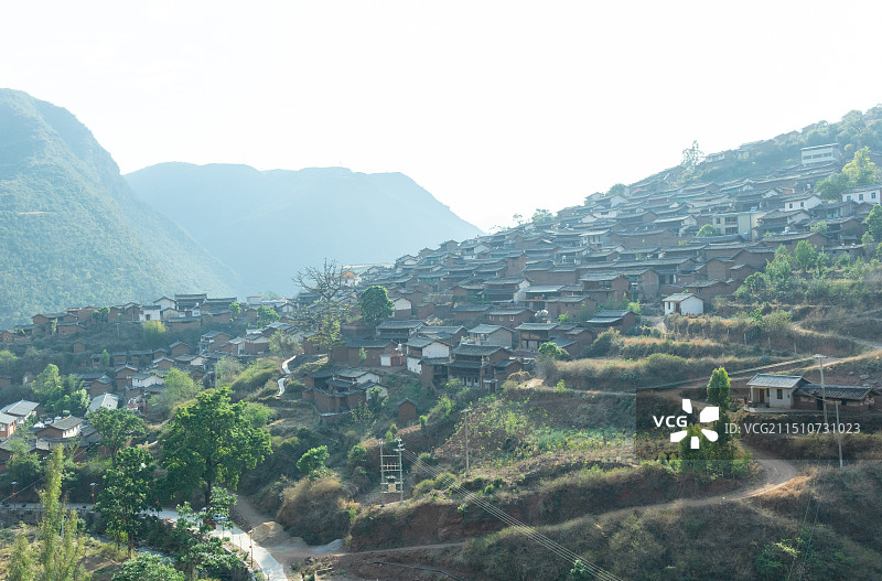 中国云南楚雄永仁县外普拉村景区，山谷中的彝族村庄，偏远贫困乡村风景图片素材