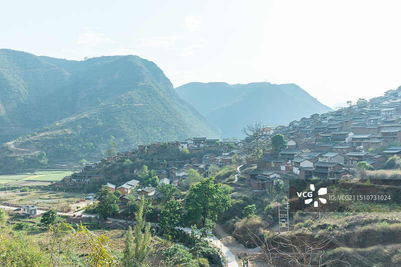中国云南楚雄永仁县外普拉村景区，山谷中的彝族村庄，偏远贫困乡村风景图片素材
