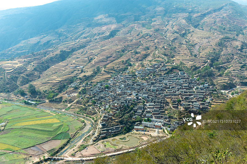中国云南楚雄永仁县外普拉村景区，山谷中的彝族村庄，偏远贫困乡村风景图片素材