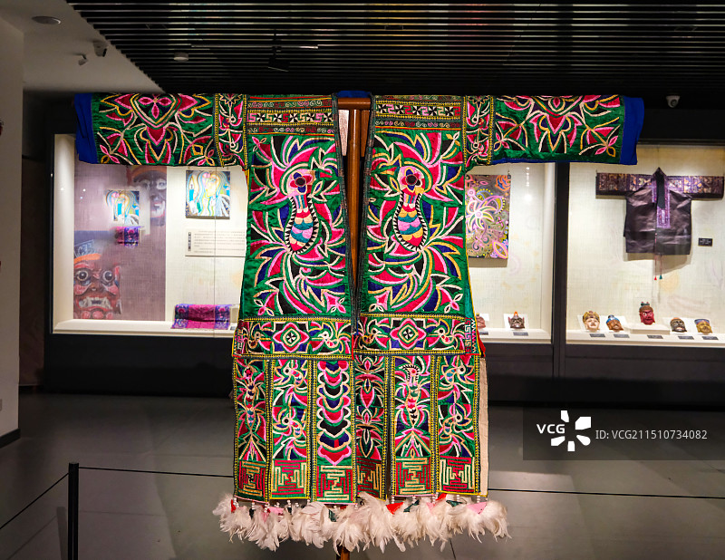 贵州苗族百鸟衣，霓裳世界。民族服饰，苗族服装图片素材