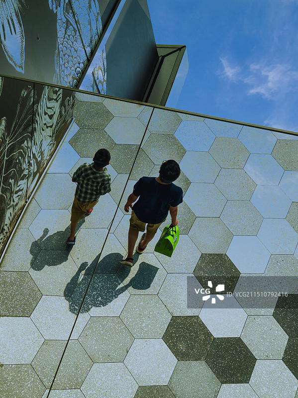 行走在云端图片素材