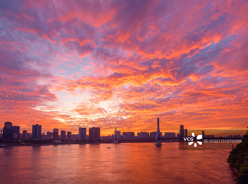朝霞火烧云下的宜昌市图片素材
