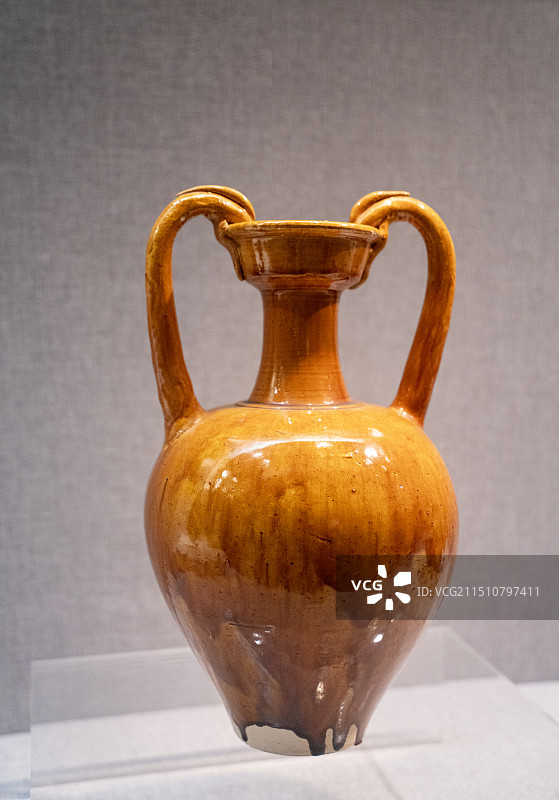 中国河南洛阳博物馆 黄釉双龙瓶 唐代 偃师市唐恭陵出土图片素材