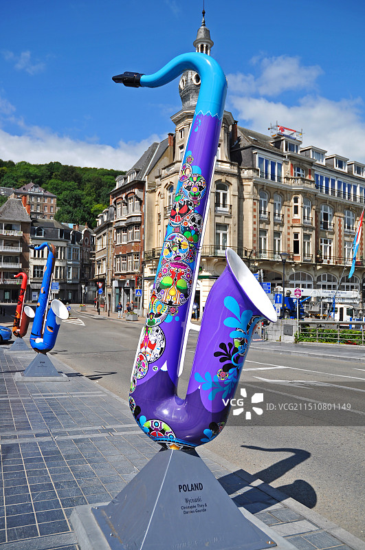 比利时，迪南，戴高乐桥上的萨克斯雕塑。图片素材