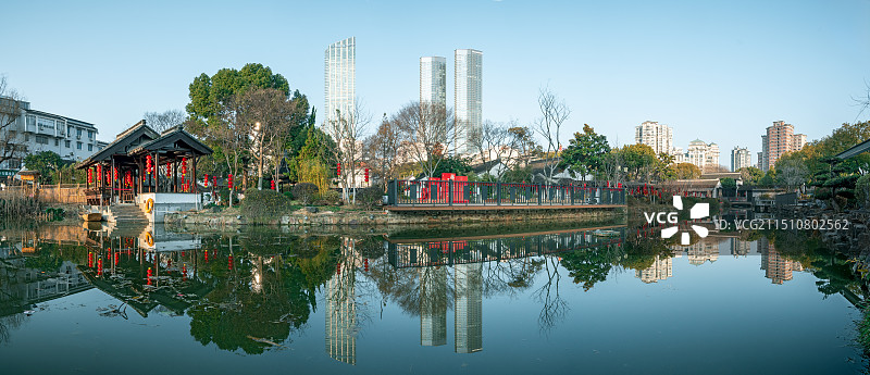 无锡东林书院小游园和城市风光图片素材