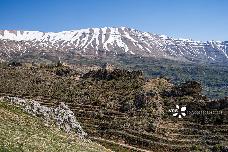 黎巴嫩卡迪沙谷（Kadisha Valley）卜舍里（Bcharri）的春季山景风光图片素材