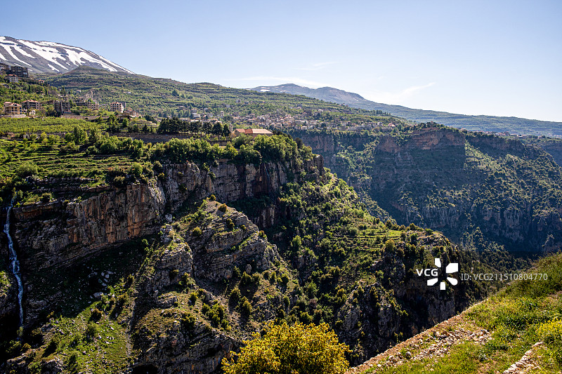 黎巴嫩卡迪沙谷（Kadisha Valley）卜舍里（Bcharri）的春季山景风光图片素材