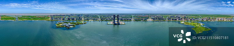 临港中银金融中心与滴水湖全景 上海自贸区建设离岸金融中心 新城市与地标建筑 湿地公园图片素材