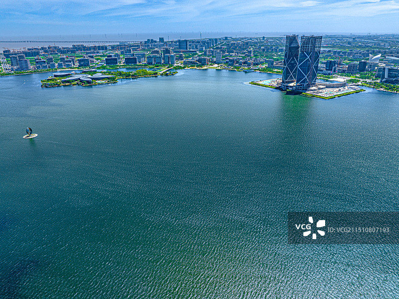 临港中银金融中心与滴水湖 上海自贸区建设离岸金融中心 新城市与地标建筑 湿地公园图片素材