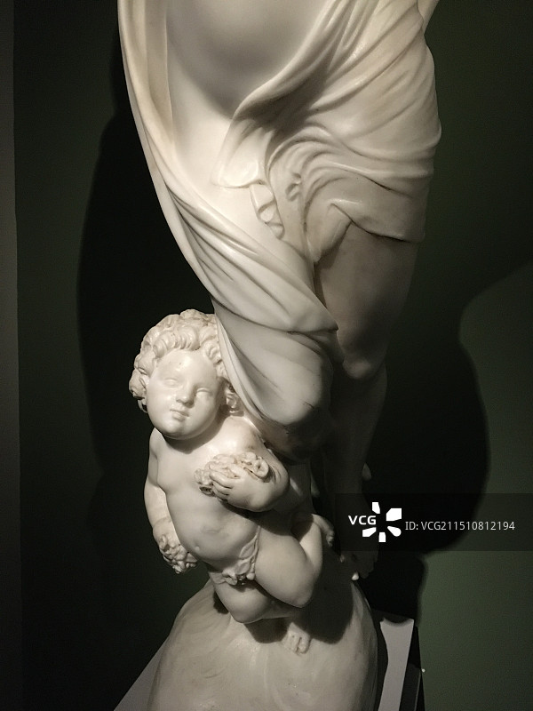《白天和夜晚寓意雕塑》汉白玉1855年法国玛蒂兰·莫罗图片素材