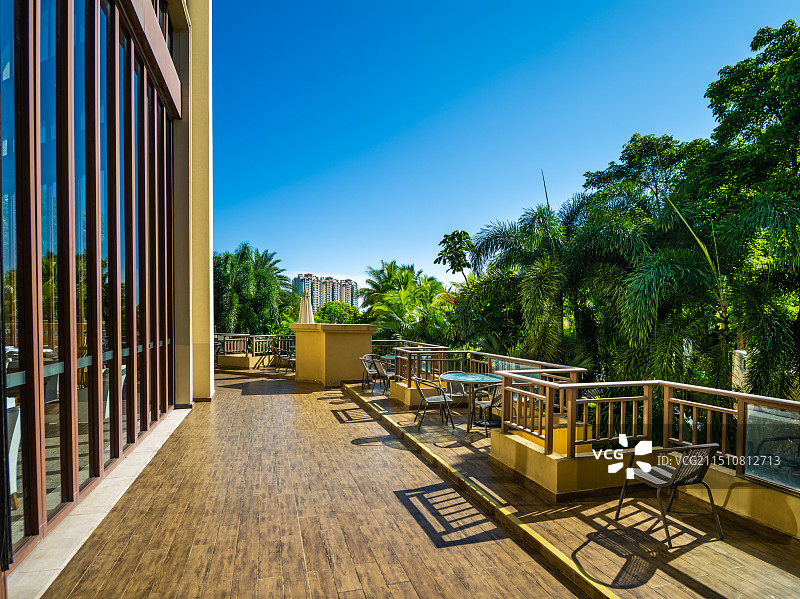 海南澄迈富力红树湾希尔顿度假酒店户外餐饮区图片素材