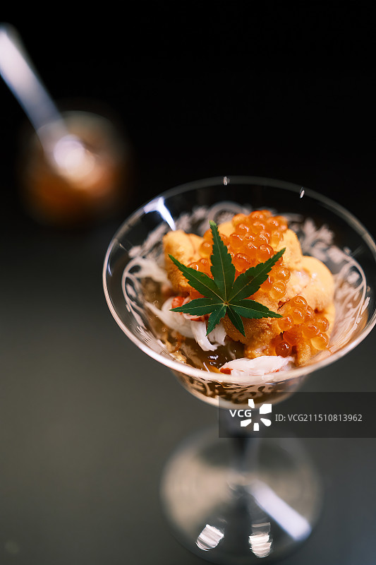 海胆与松叶蟹组成的一品料理图片素材