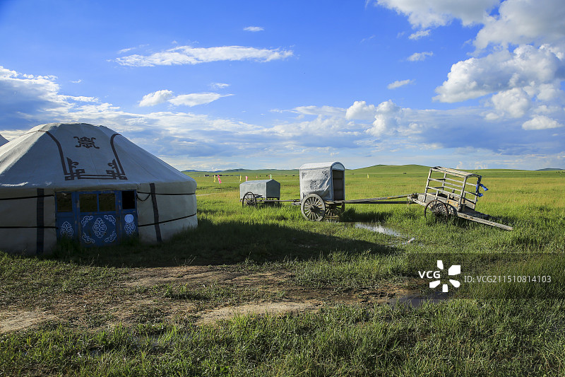 乌拉盖草原风景：蒙古包与勒勒车图片素材