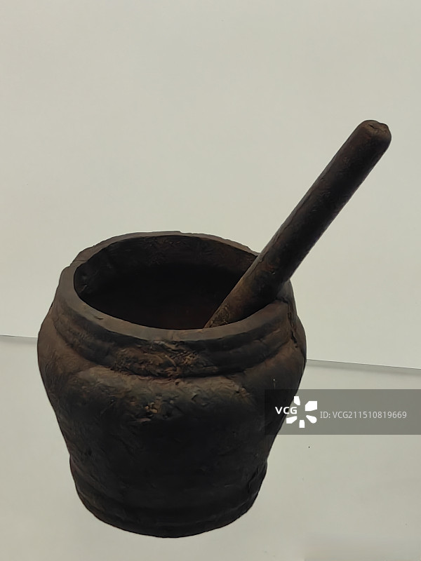 白色背景下捣药缸的特写镜头图片素材