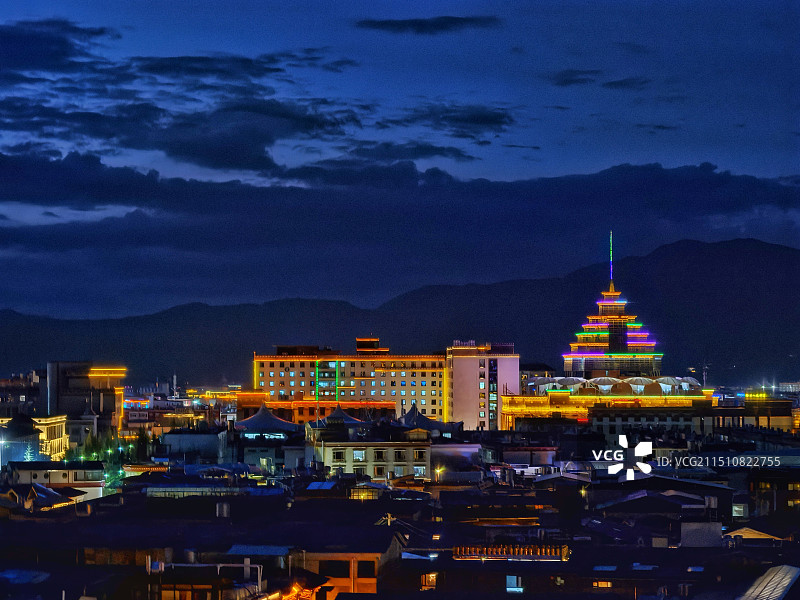 独克宗古城夜景图片素材