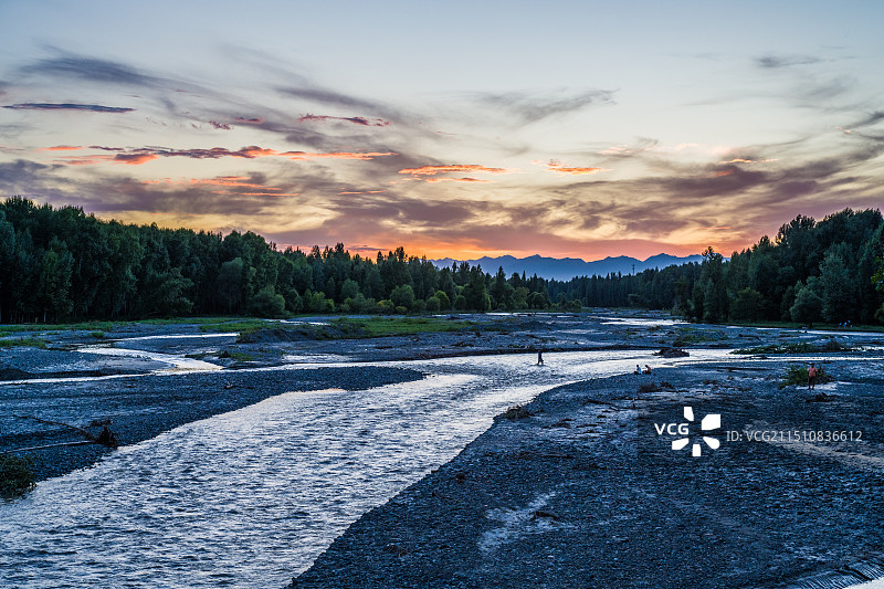 暮色中的博尔塔拉河图片素材