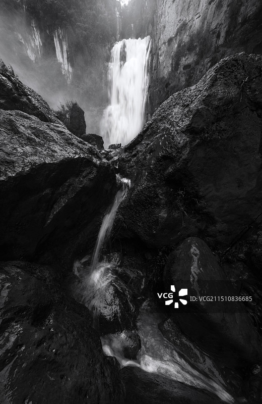 瀑布之下图片素材