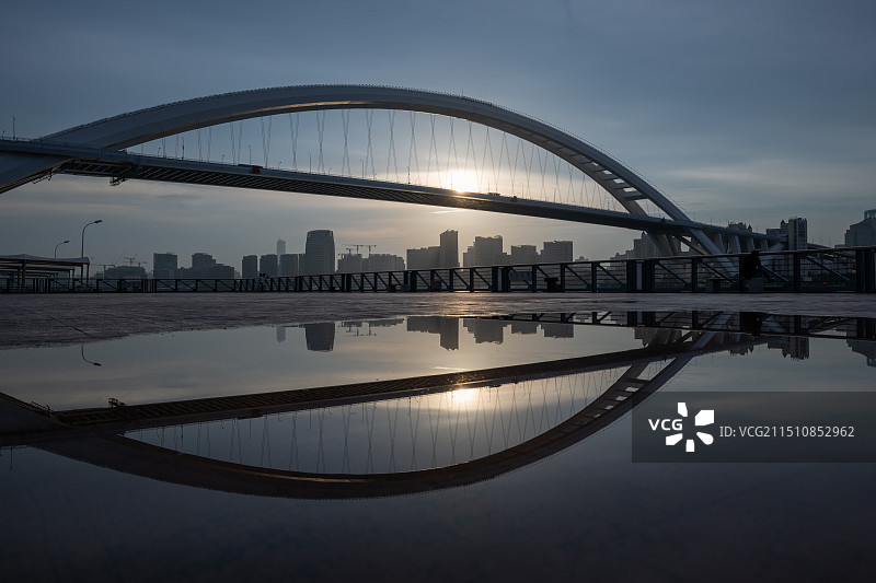 黄浦江卢浦大桥落日图片素材