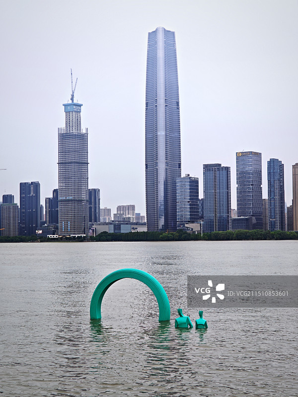 汉口江滩的一家五口仍然只能看见两个大人图片素材