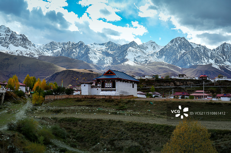 亚拉雪山秋季图片素材