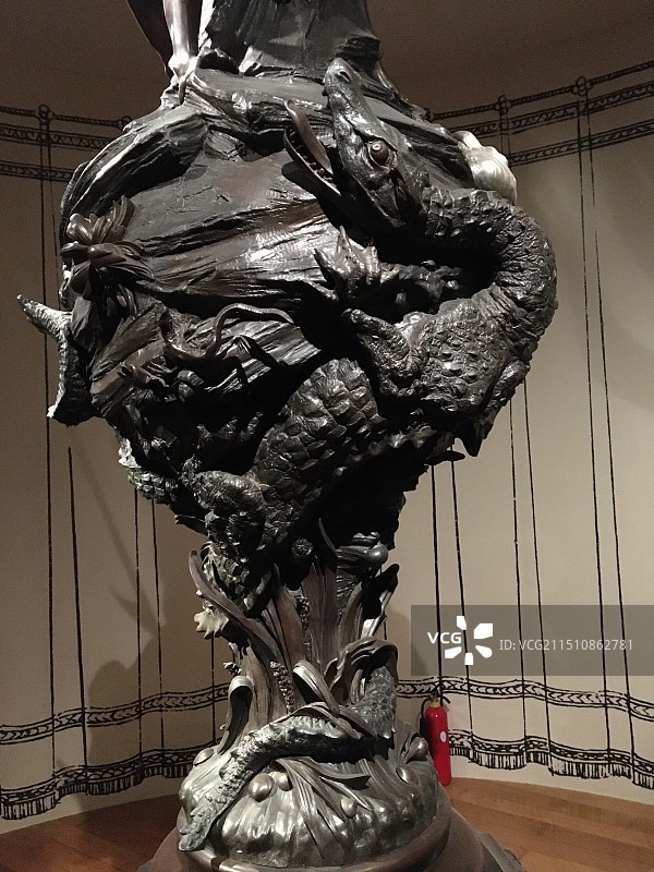 《仙女座》大型褐色青铜花瓶1883年比利时皮埃尔·阿方斯·伯格特图片素材