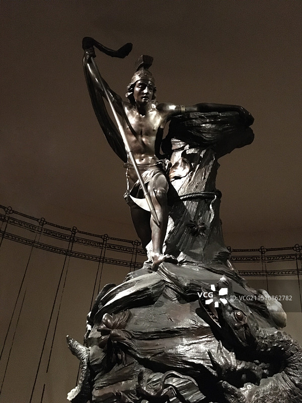 《仙女座》大型褐色青铜花瓶1883年比利时皮埃尔·阿方斯·伯格特图片素材