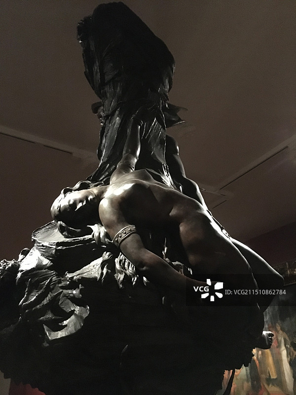 《仙女座》大型褐色青铜花瓶1883年比利时皮埃尔·阿方斯·伯格特图片素材