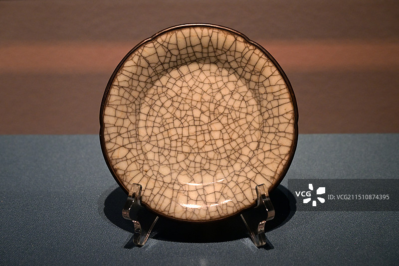 《哥窑镶铜葵口盘》，元代，安徽博物院 馆藏文物珍品图片素材