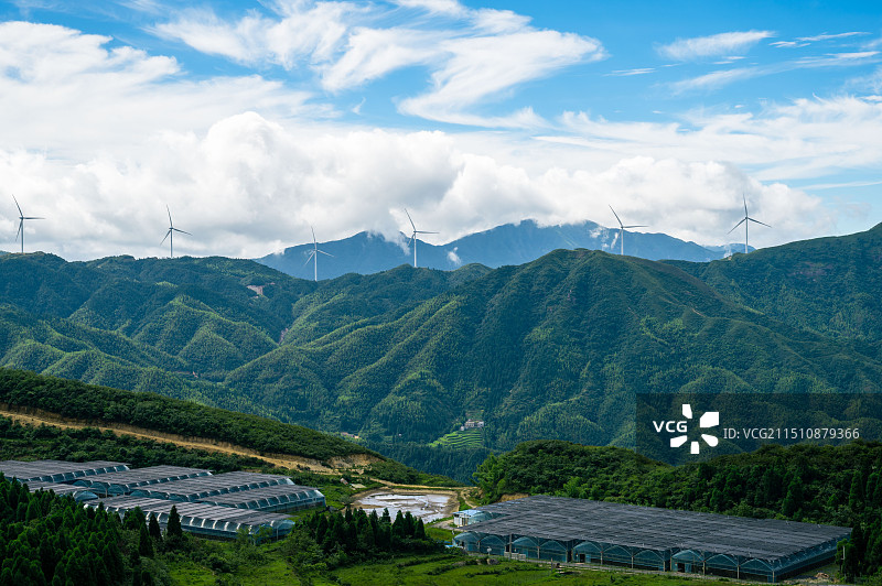 郴州金仙寨山顶看群山风景风力发电机群图片素材