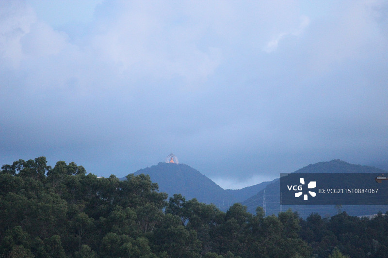 深圳大华兴寺傍晚时分天空和建筑物的全景镜头图片素材