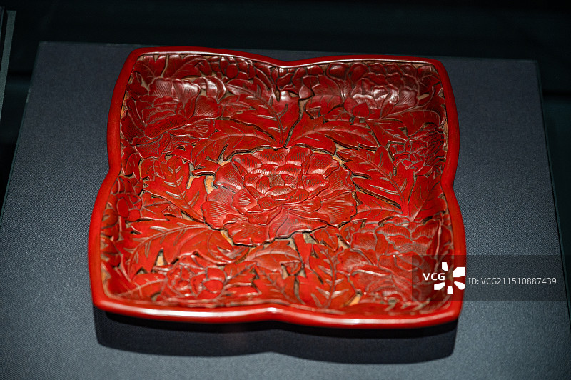 首都博物馆 明 剔红牡丹纹方盘图片素材