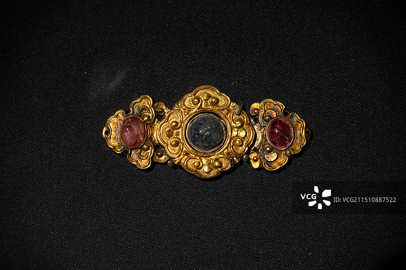 首都博物馆 明 嵌红蓝宝石云纹金纽扣 明嫔妃墓出土图片素材