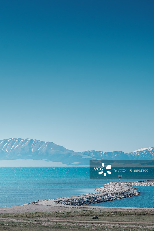 新疆赛里木湖和岩石上红白相间的灯塔图片素材