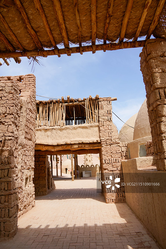 新疆吐鲁番后山火焰山新疆大漠土艺馆民居建筑图片素材