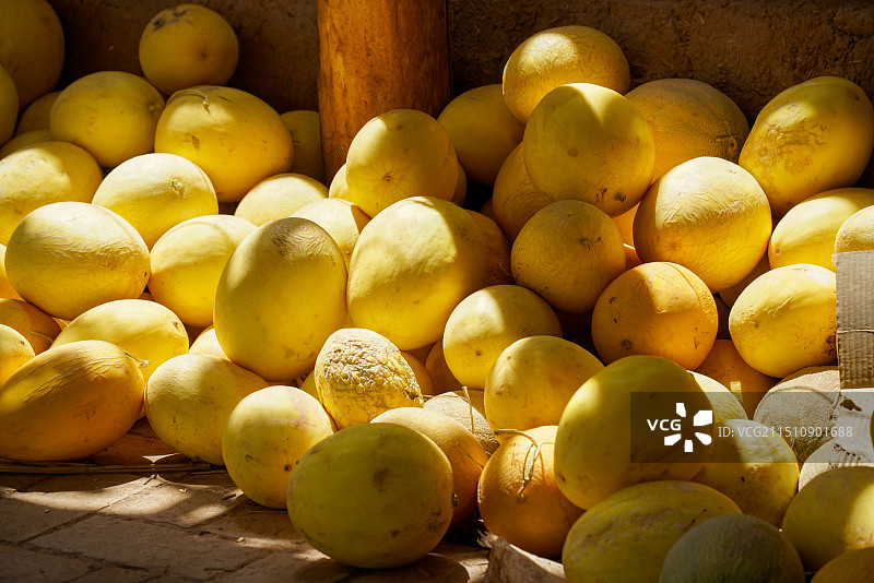 新疆吐鲁番麻扎村西瓜哈密瓜特写售卖场景图片素材