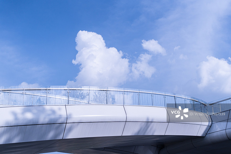 四川成都交子人行桥弧形建筑的未来感图片素材