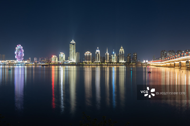 南昌赣江北岸红谷滩江边高楼夜景图片素材