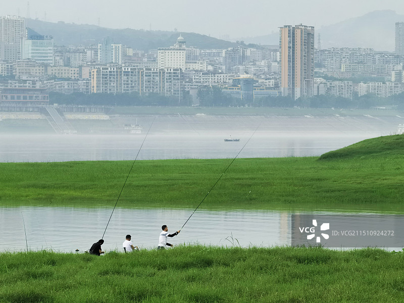 江边垂钓图片素材